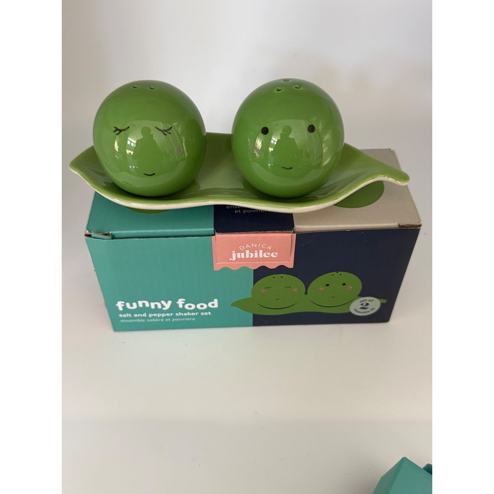 Danica Jubilee Peas in a Pod Ceramic Salt Pepper Shaker Set Green Funny Food New